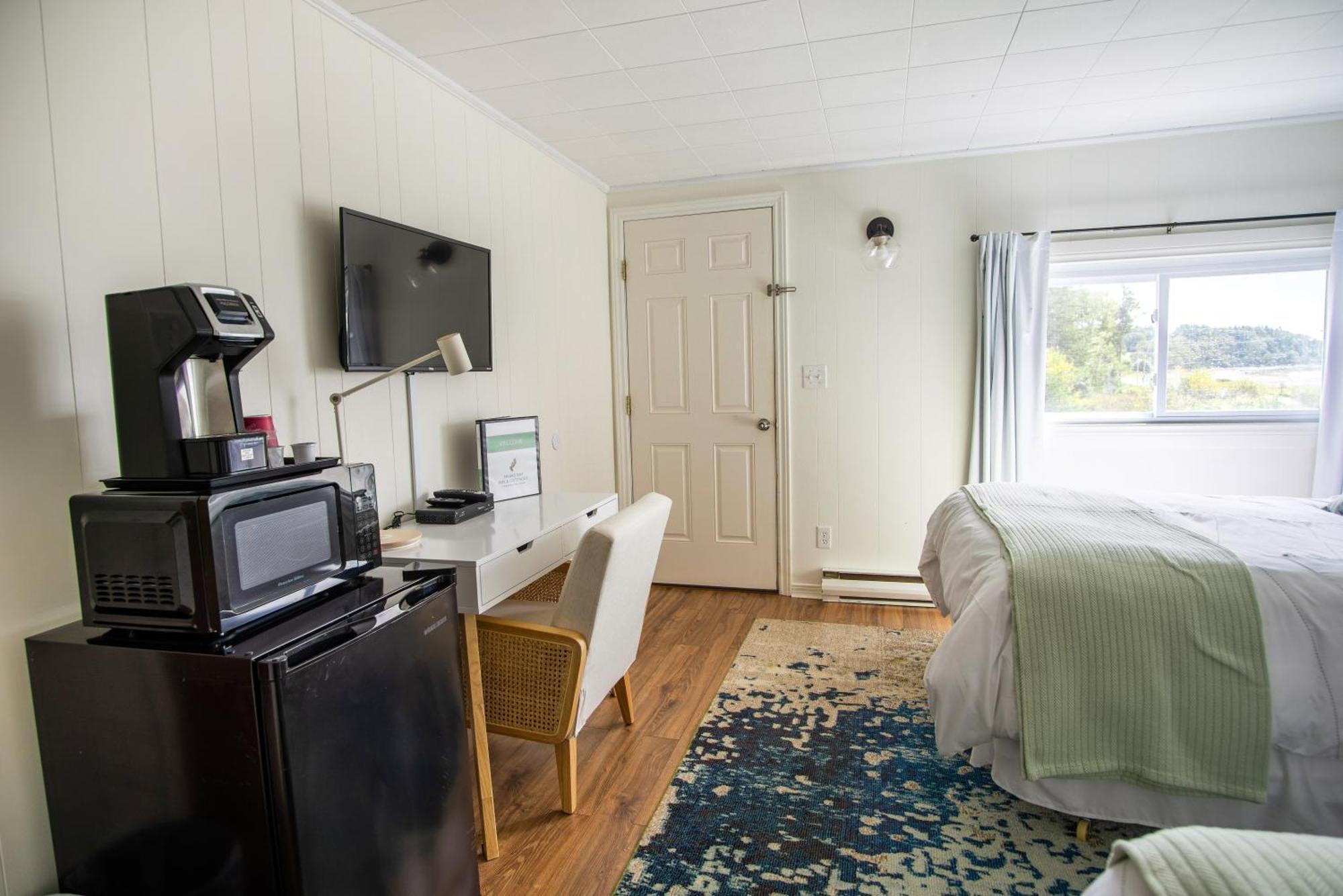 Friars Bay Inn & Cottages Welshpool Номер фото