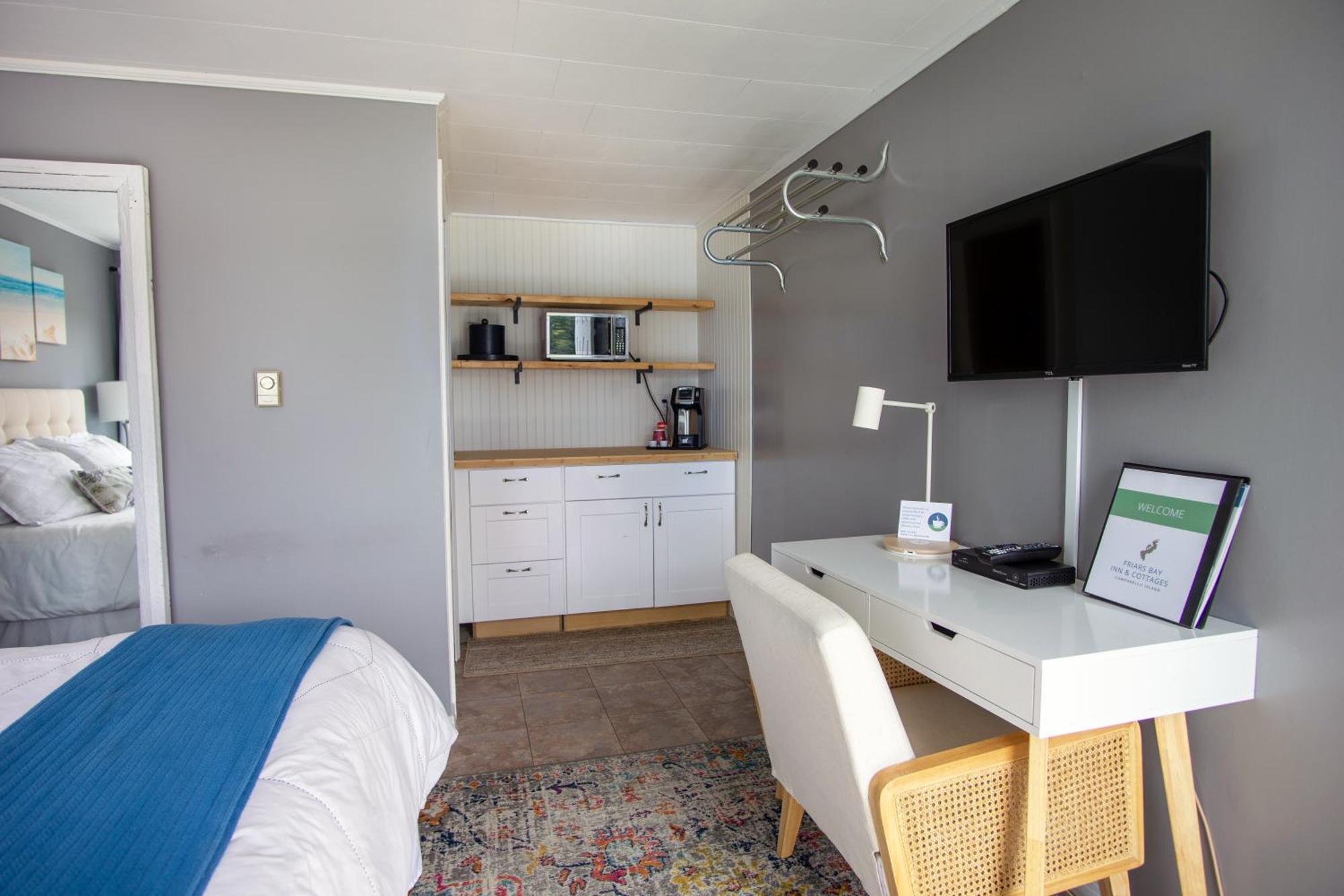 Friars Bay Inn & Cottages Welshpool Номер фото